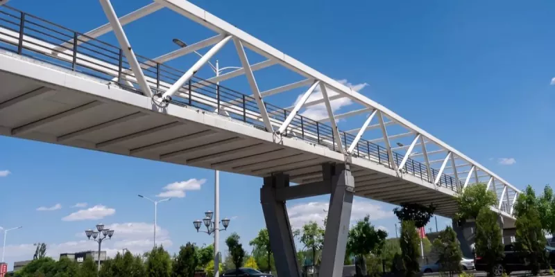 בניית גשר להולכי רגל בעיר מבנה פלדה